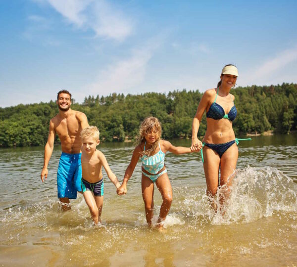 Familie und zwei Kinder im See haben Spaß beim Baden im Sommer