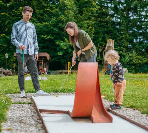 Familie beim Minigolfen im Vitalpark