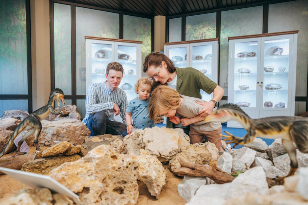Familie im NatUrzeitmuseum