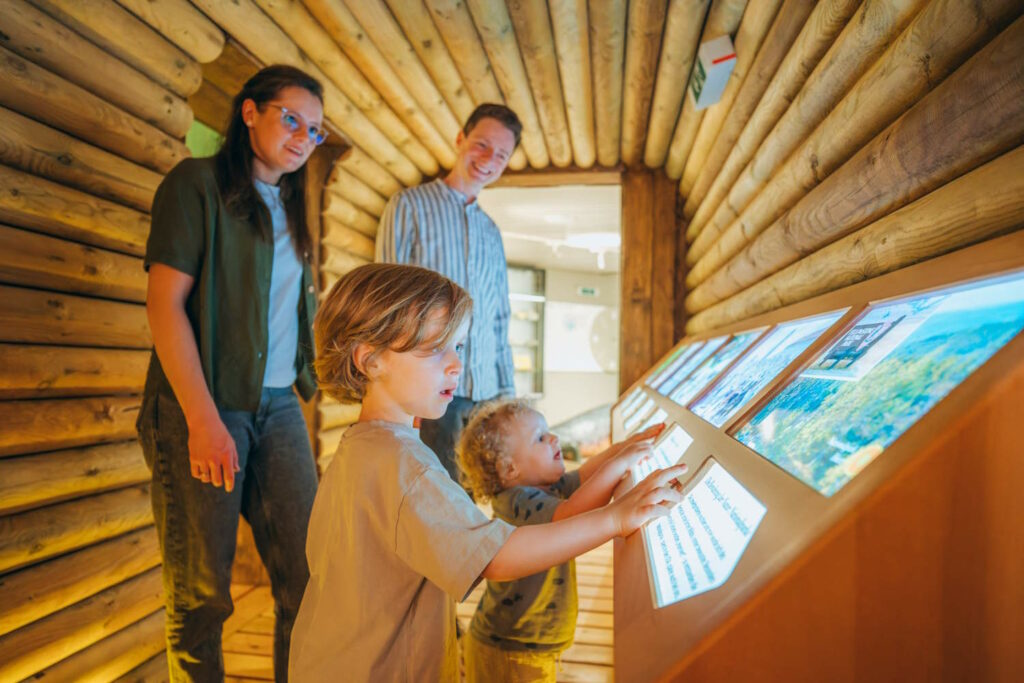 Familie im NatUrzeitmuseum