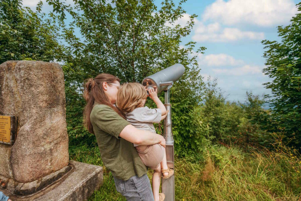 Mutter und Kind schauen durch Fernglas