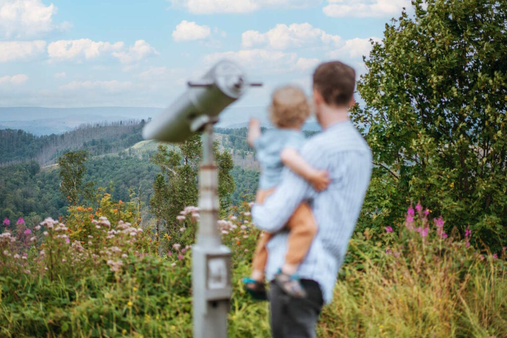 Ausblick vom Ravensberg mit Fernglas