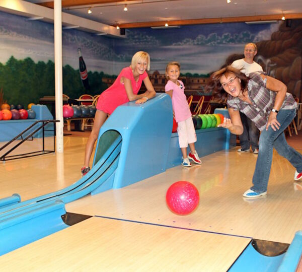 Familie beim Bowlen im Salztal Paradies