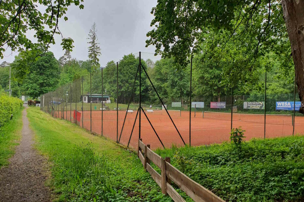 Tennisplätze und Weg in Bad Sachsa
