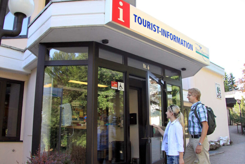 Paar vor der Tourist-Information Bad Sachsa