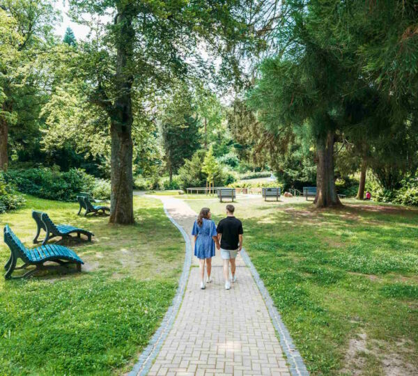 Paar macht einen Spaziergang im Vitalpark