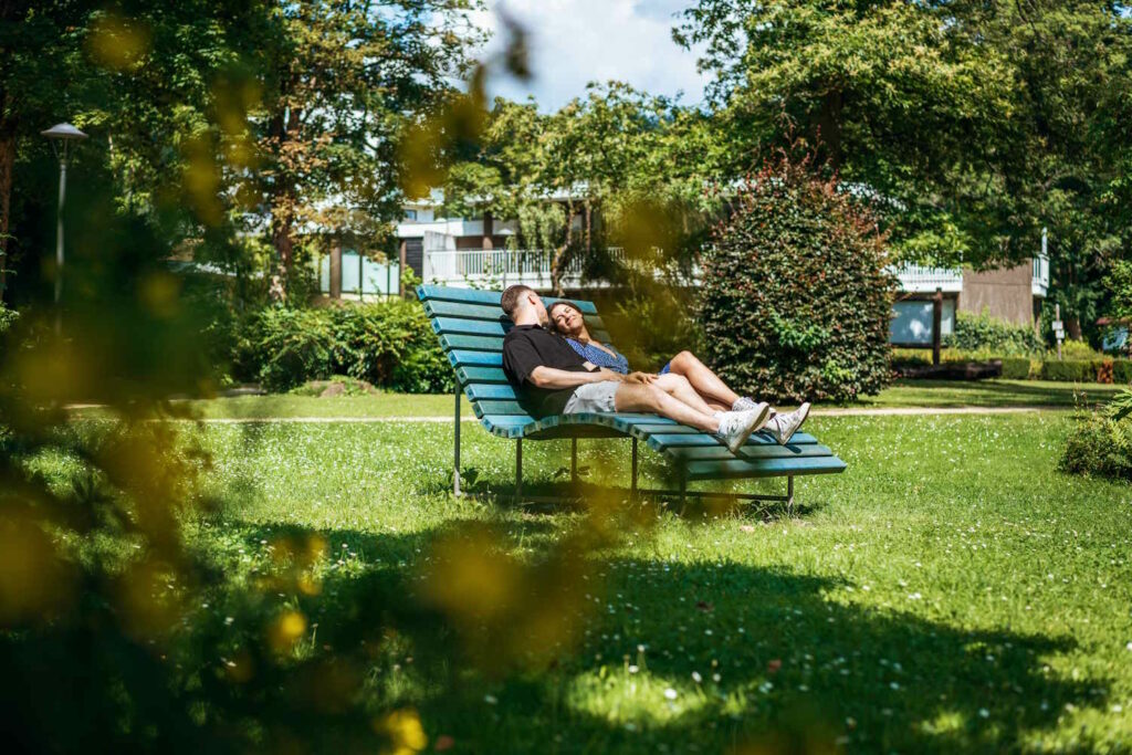 Paar auf Relaxbank