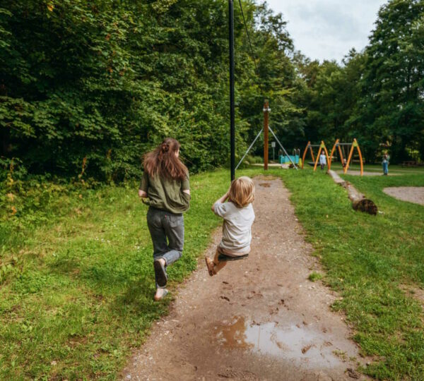 Kind fährt Seilbahn auf Spielplatz