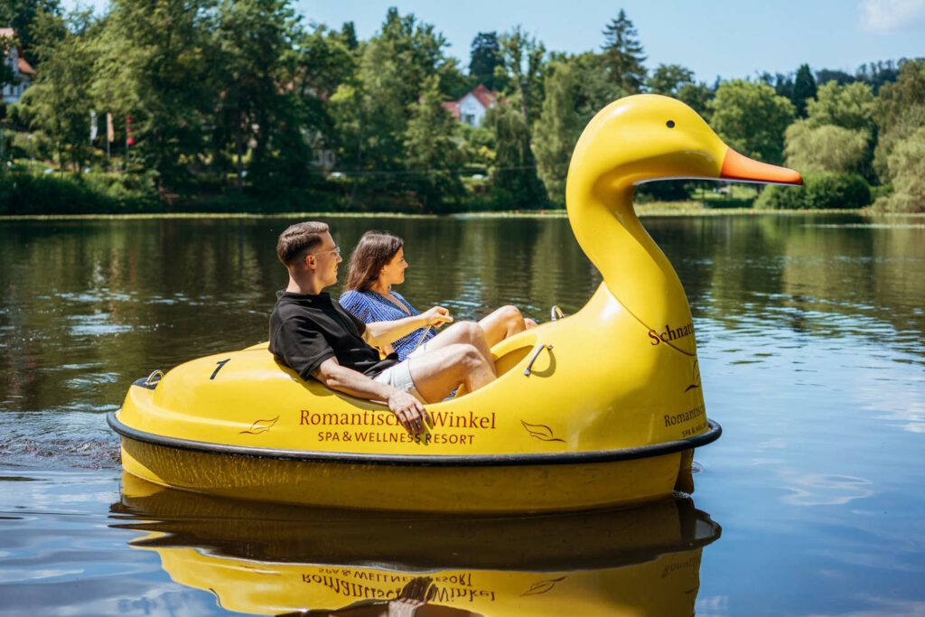 Paar beim Tretbootfahren auf dem Schmelzteich