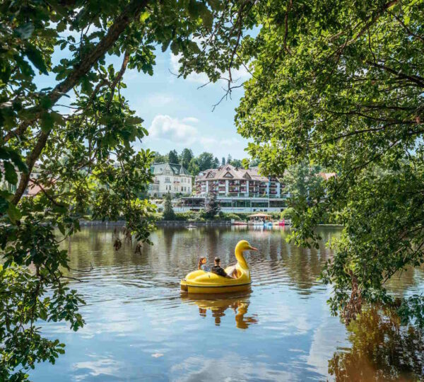 Tretboot mit Paar auf Schmelzteich
