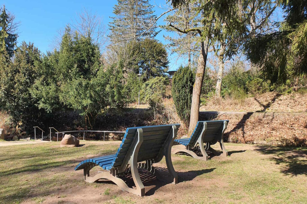Relaxbänke im Vitalpark an der Wassertretstelle