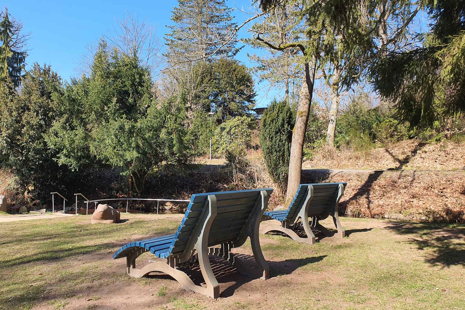 Relaxbänke im Vitalpark an der Wassertretstelle