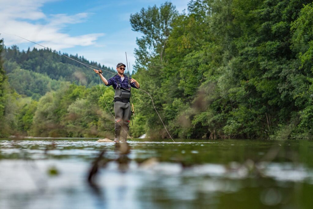Mann beim Fliegenfischen