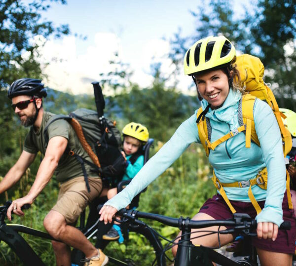 Familie mit Kindern macht Radtour in der Natur.