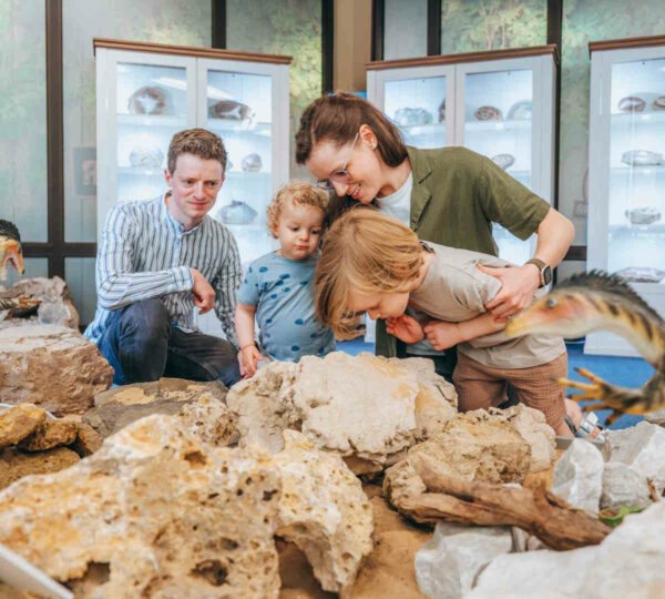 Familie im NatUrzeitmuseum in Bad Sachsa