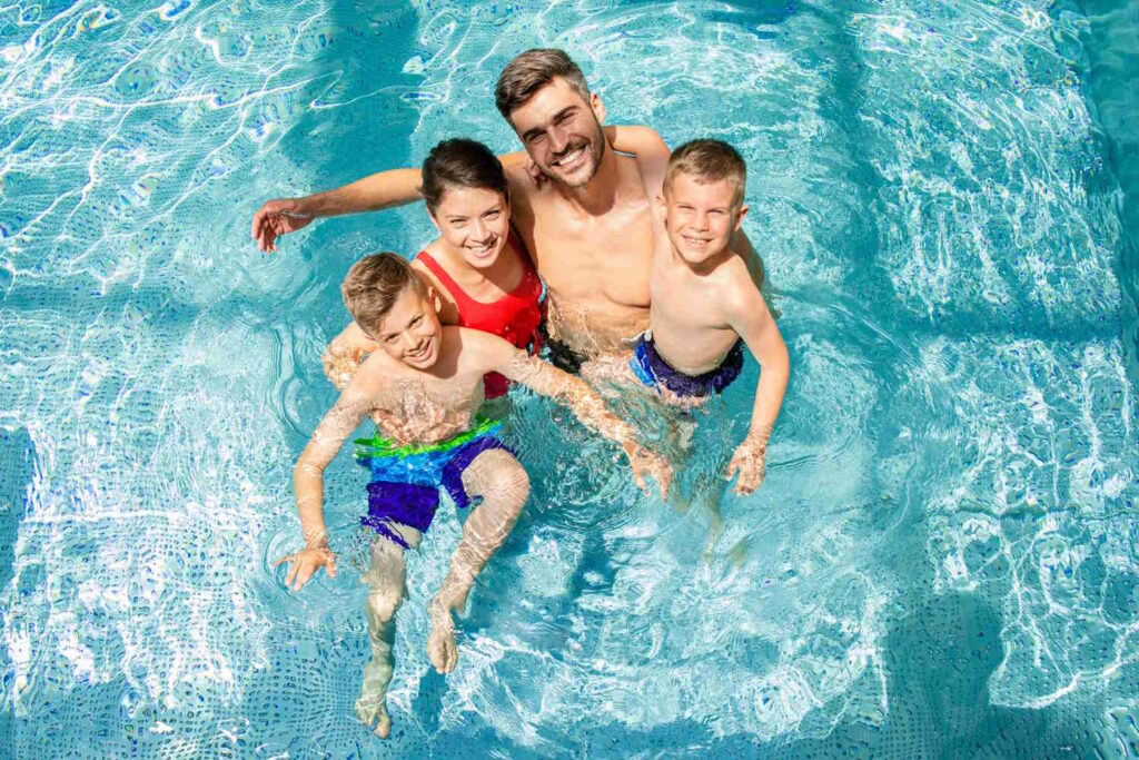 Familie mit Kinder ist im Schwimmbecken