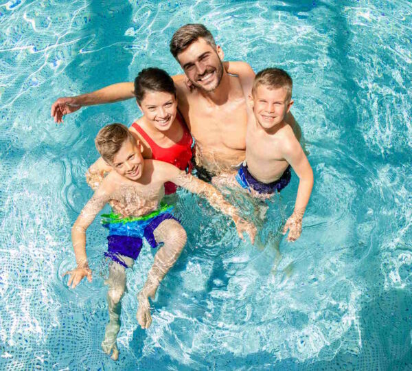 Familie mit Kinder ist im Schwimmbecken